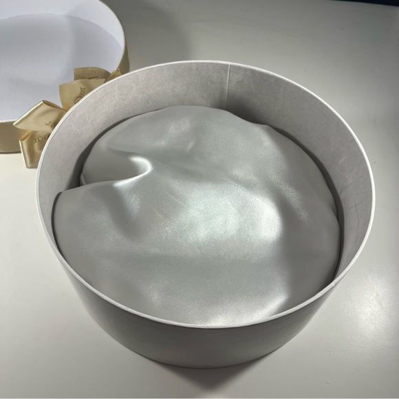 Dior White/Gold Round Hat Box W/ Pillow- 9 1/4” Diameter- Empty - Picture 14 of 16